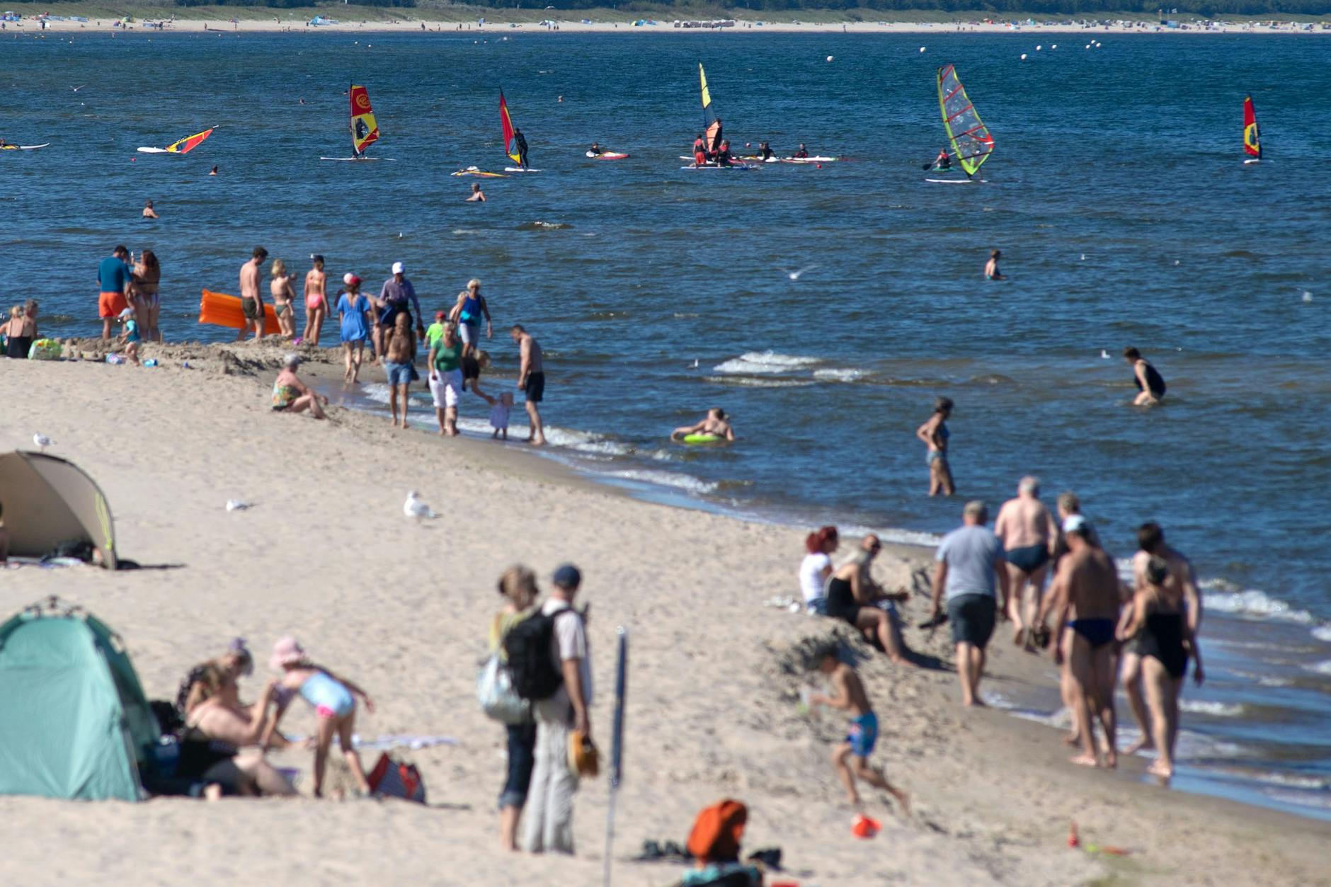 Wer älter und vorerkrankt ist oder offene Wunden hat sollte auf ein Bad in der Ostsee besser verzichten.