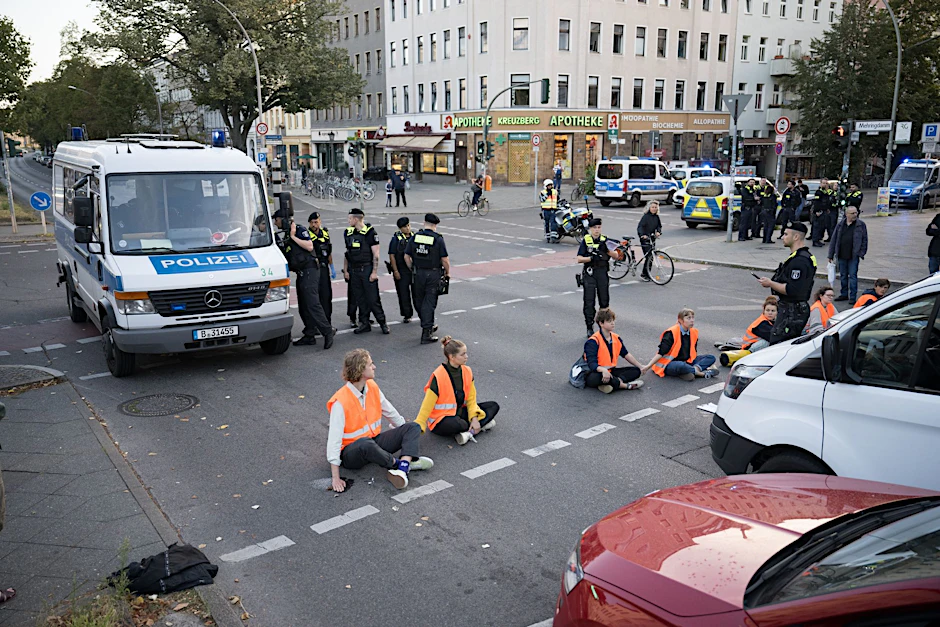 Aktivisten der Klimaschutzgruppe Letzte Generation während einer Straßenblockade auf dem Mehringdamm in Berlin.  