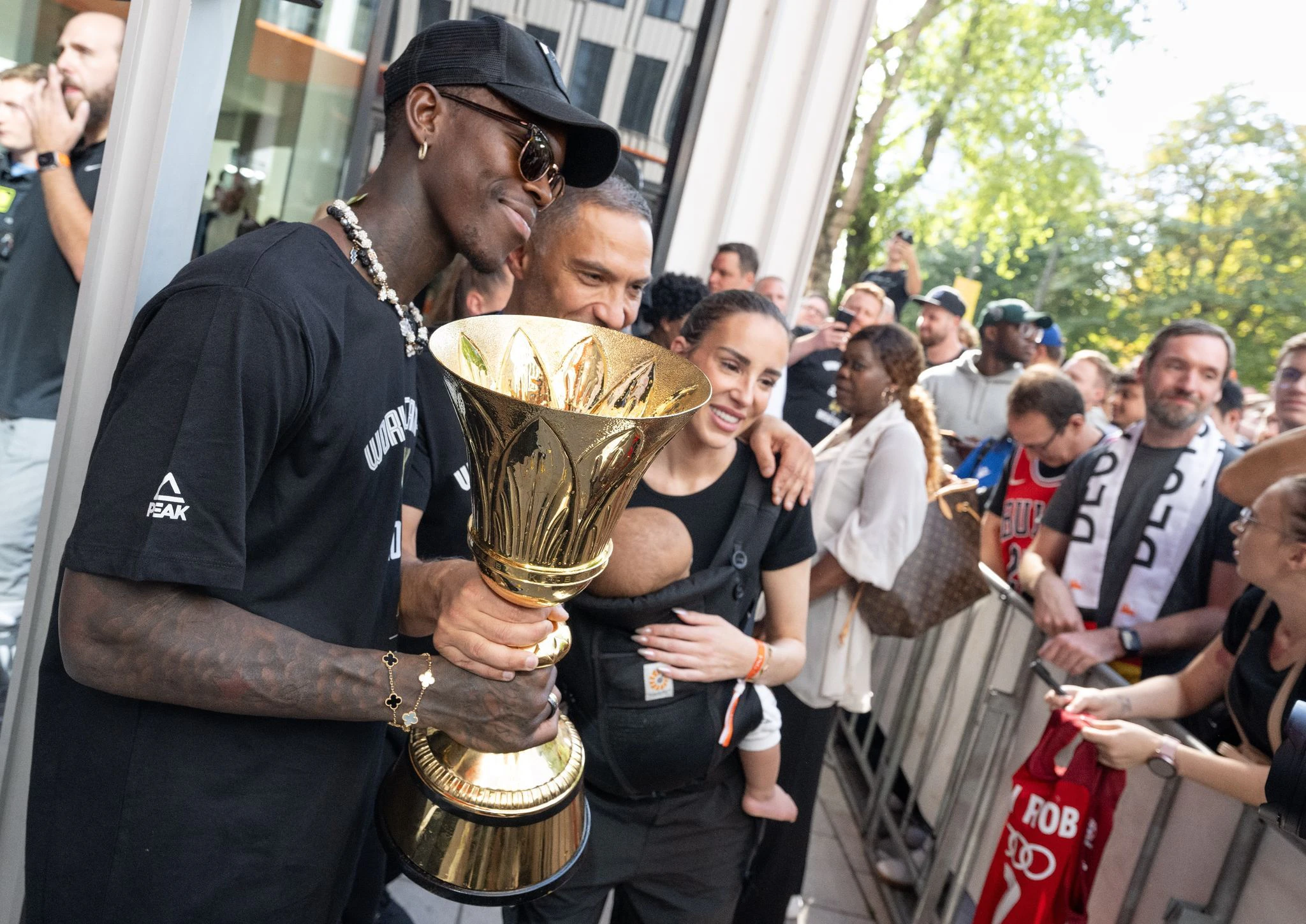 Dennis Schröder mit dem WM-Pokal in Frankfurt/Main.  