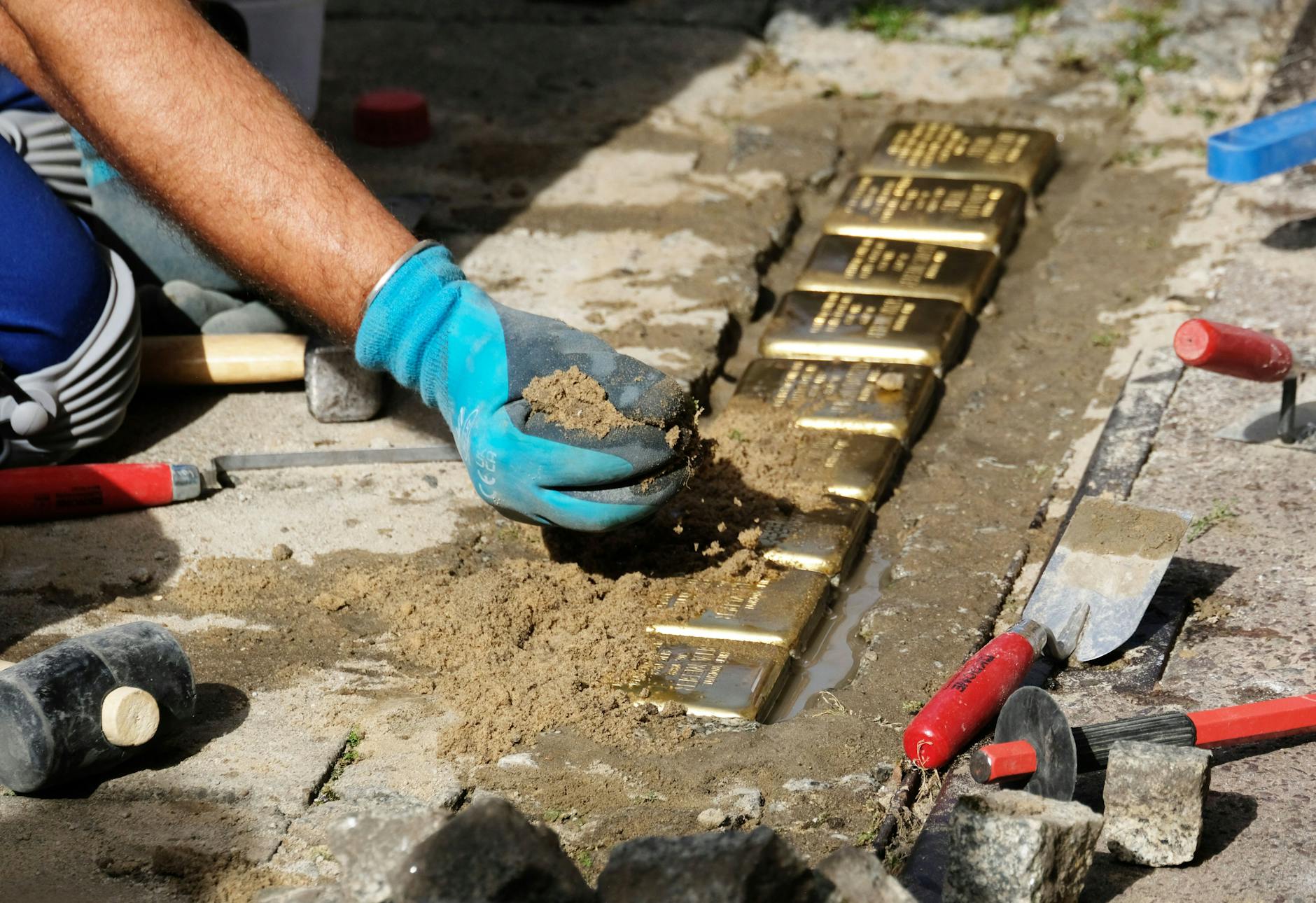 Der Architekt Thomas Schriever verlegt die Steine.