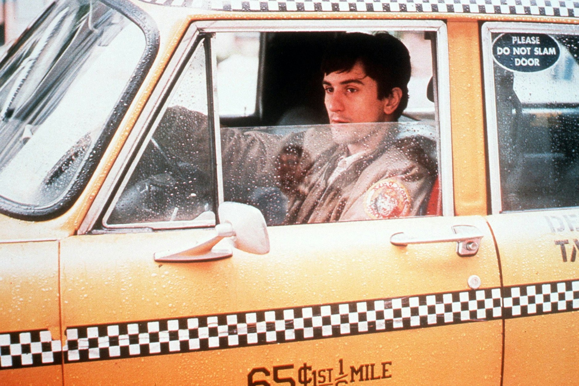 Der scheue Travis Bickle (Robert De Niro) leidet seit seiner Heimkehr aus dem Vietnamkrieg unter Schlaflosigkeit und arbeitet daher nachts als Taxifahrer in New York.