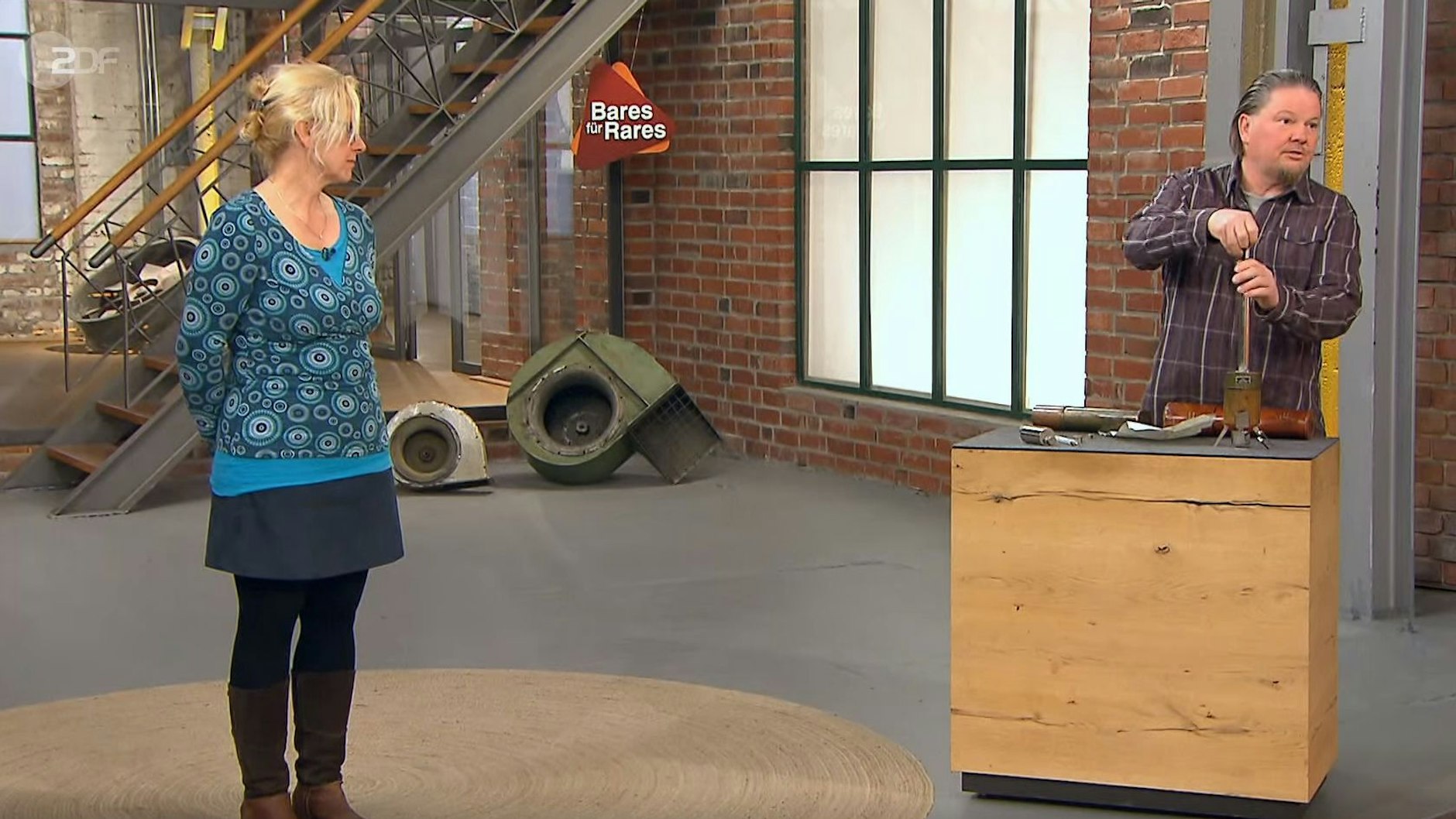Verkäufer Heiko hat zusammen mit seiner Frau Jeanine die Merkwürdigkeit in die ZDF-Trödelshow „Bares für Rares“ gebracht und baut vor den staunenden Händlern sein Hypsometer zusammen.