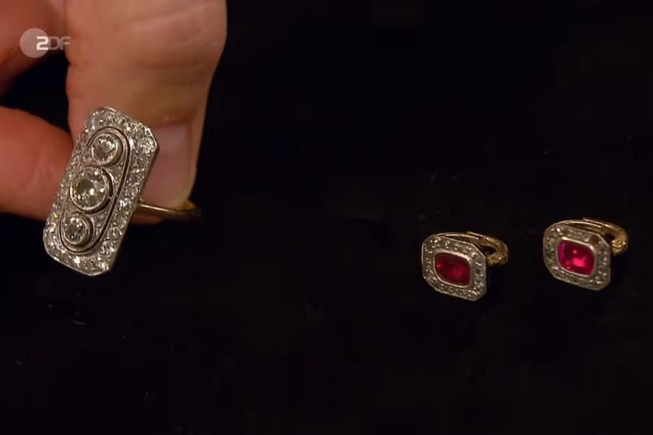 Bei „Bares für Rares“ soll dieses Schmuckset verkauft werden.