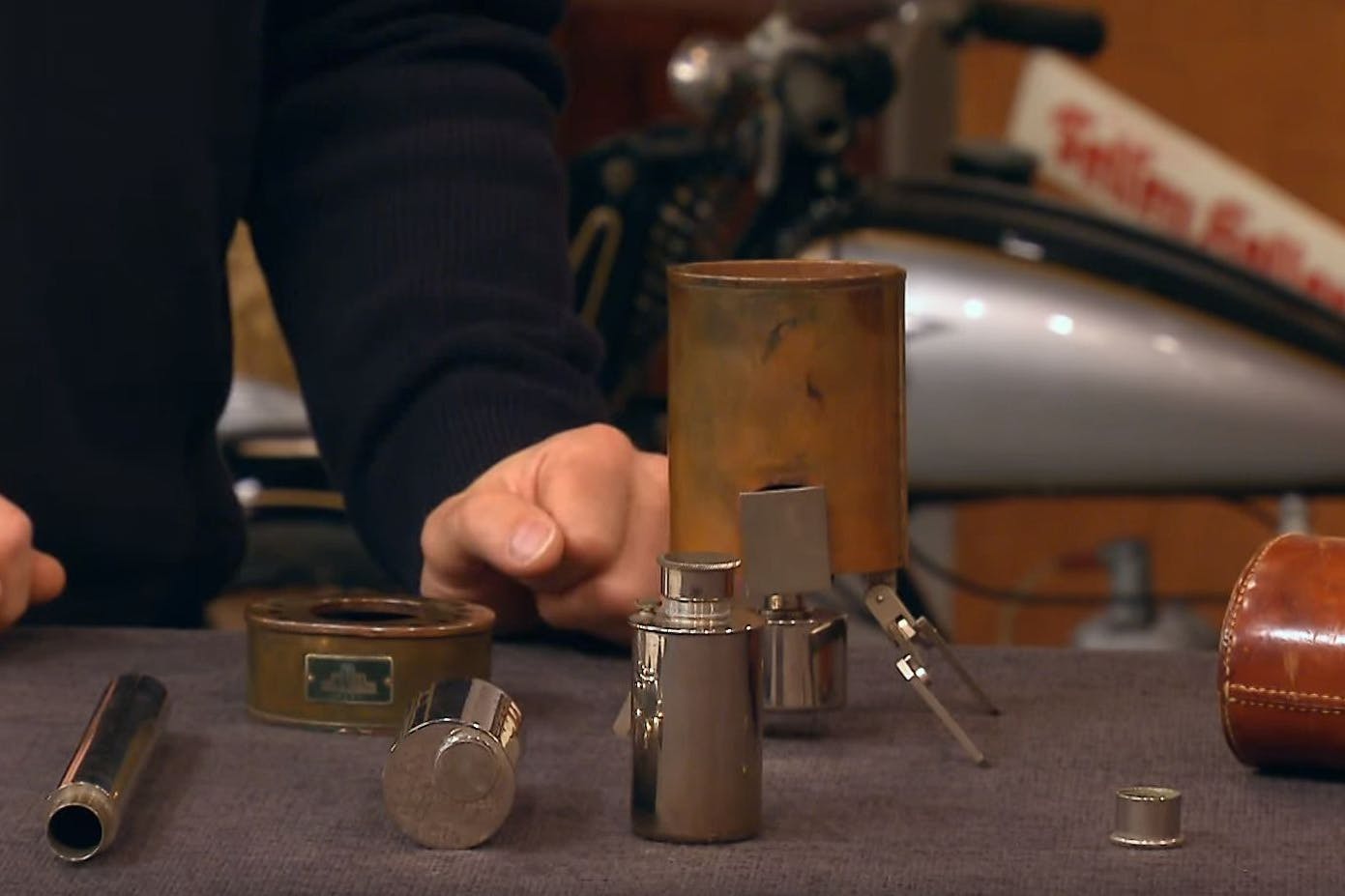 Bastelstunde bei „Bares für Rares“: Viele kleine merkwürdige Teile ergeben am Ende ein Hypsometer.