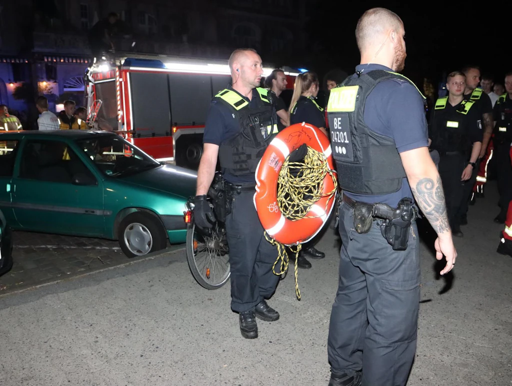 Kreuzberg: Mann fällt in Landwehrkanal – Feuerwehr rettet ihn