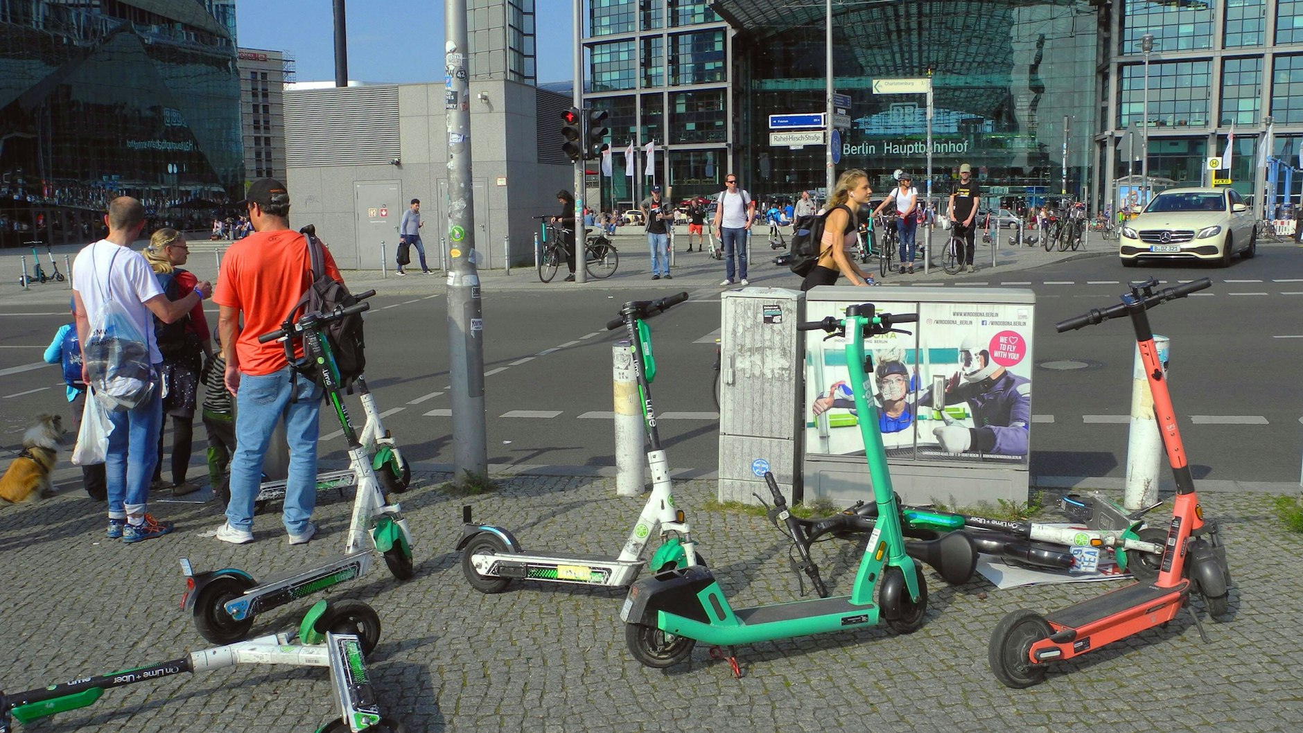 Auch im Umfeld des Hauptbahnhofs werden E-Scooter achtlos auf den Weg geworfen. Damit soll nun Schluss sein.