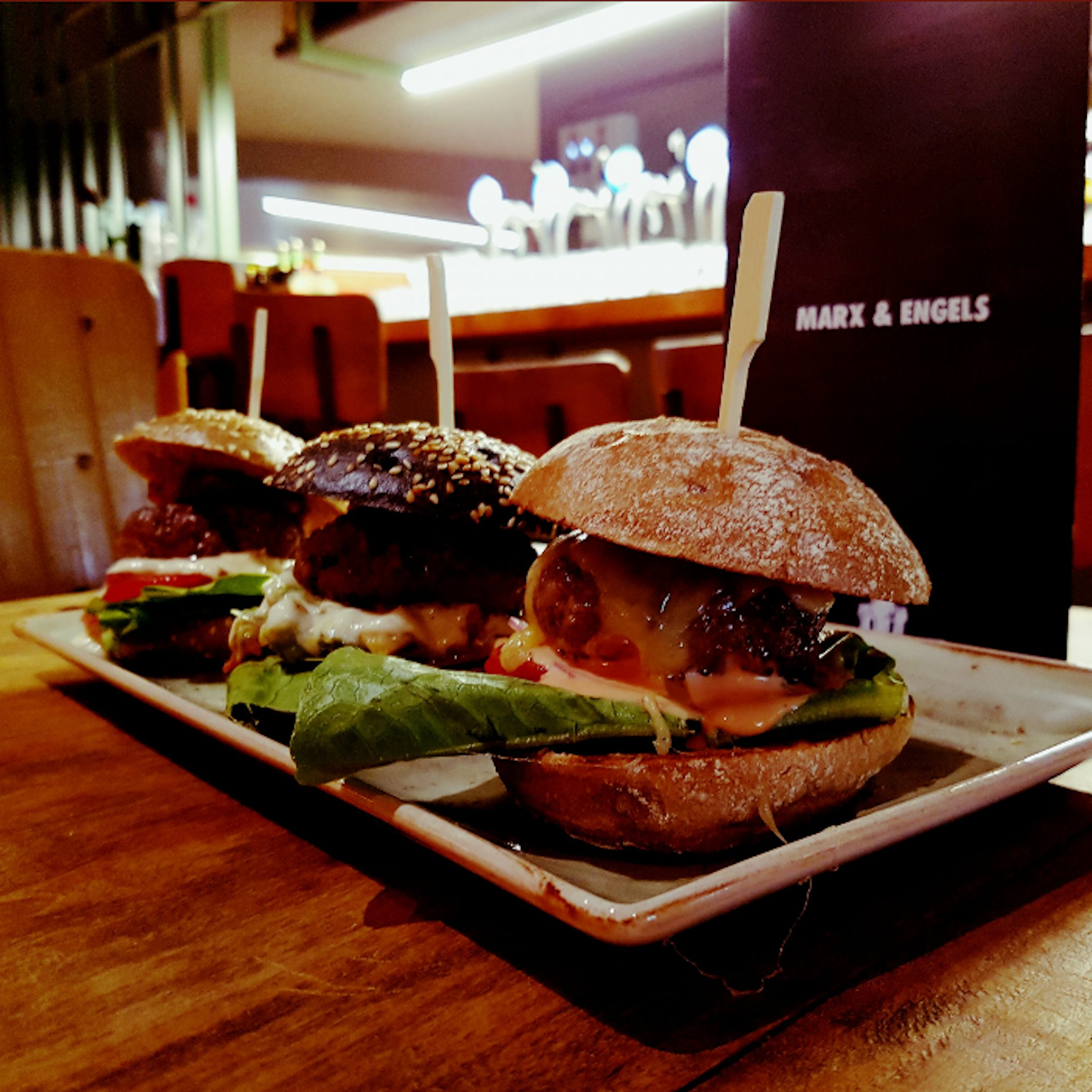 Marx und Engels bitten zu Tisch im Kölner Restaurant.