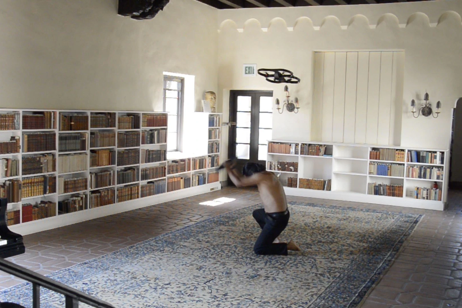 Antonio Paucar in der Villa Aurora, Santa Monica, im Video „The Dreams of Feuchtwanger“, 2014/2023&nbsp;