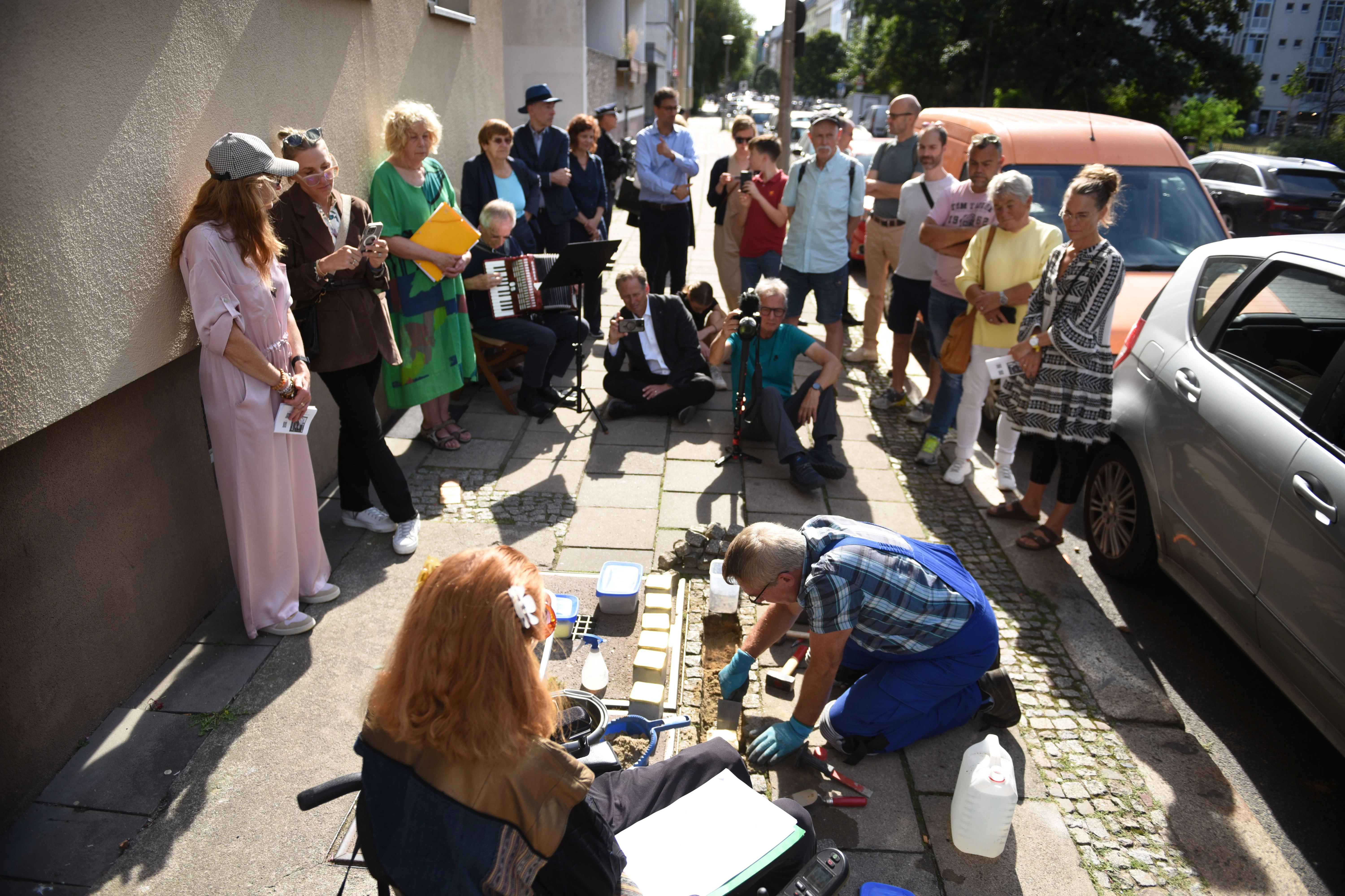 Stolpersteine für die Familie Weber in der Max-Beer-Straße.