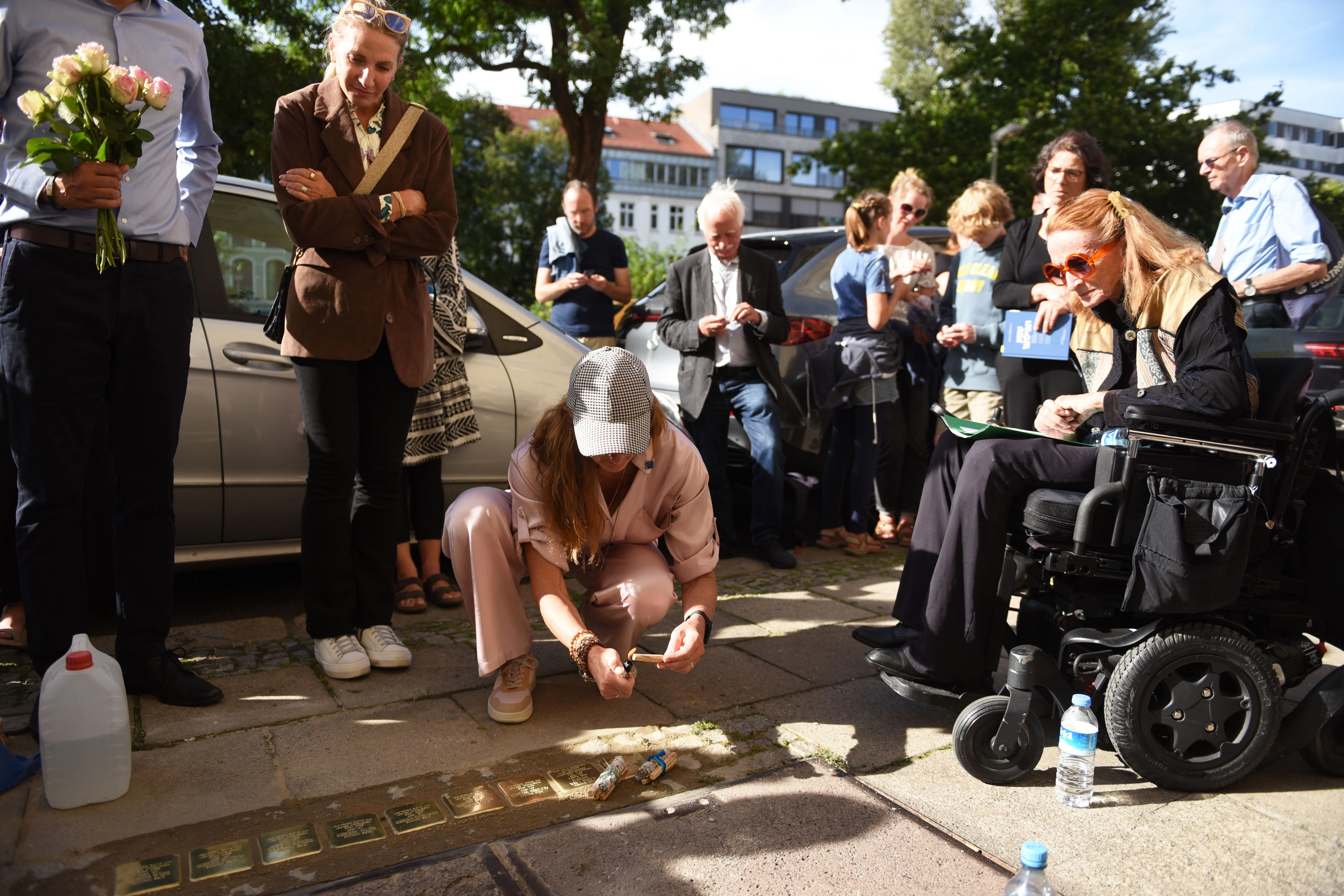 Beth Lane zündet Weihrauch in Gedenken an ihre Großeltern, Tanten und Onkel an.&nbsp;