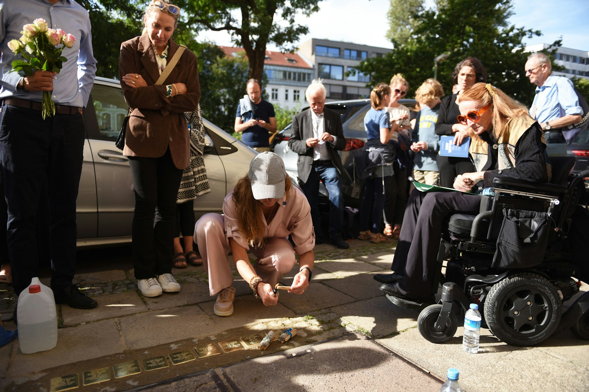Beth Lane zündet Weihrauch in Gedenken an ihre Großeltern, Tanten und Onkel an.&nbsp;