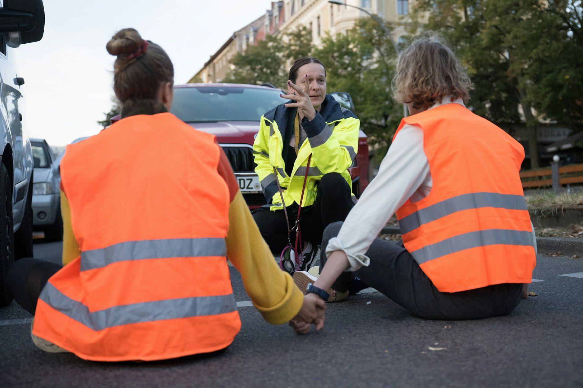 Ein Mitglied der Letzten Generation wurde in Berlin zu einer Haftstrafe von acht Monaten ohne Bewährung verurteilt.