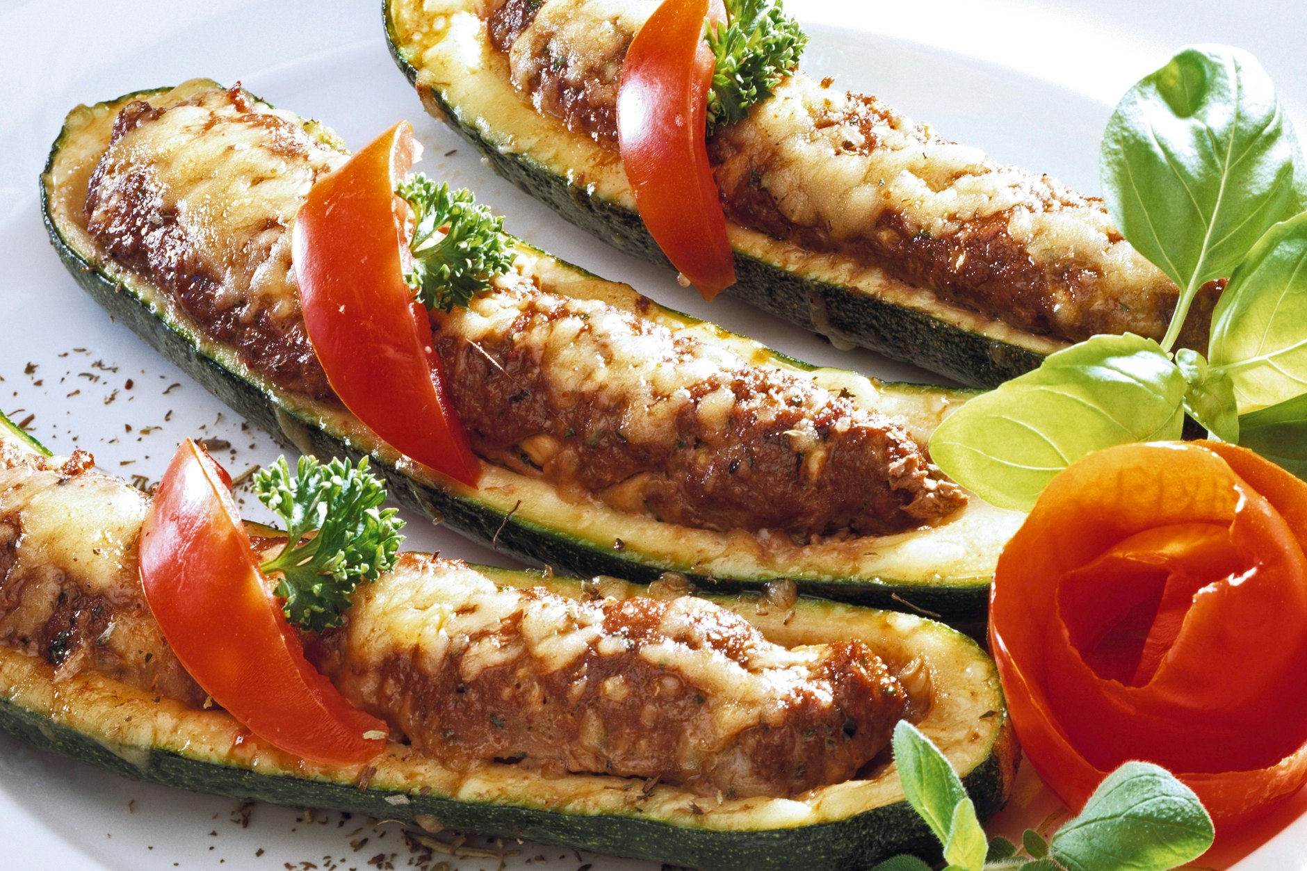 Die gefüllten Zucchini mit Hackfleisch sind lecker, leicht und schmecken der ganzen Familie.