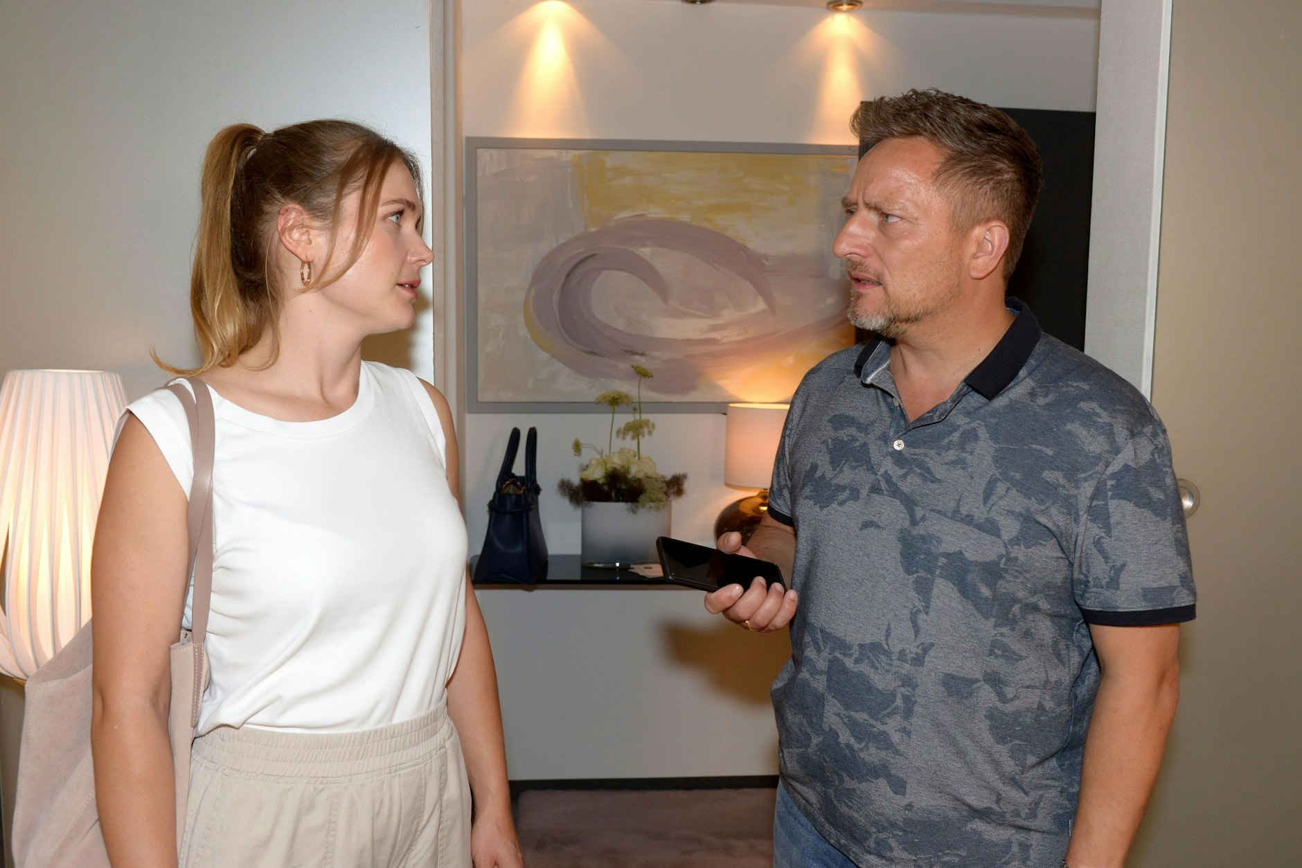 Nicole will, dass Michi den Kontakt zu Maren abbricht.