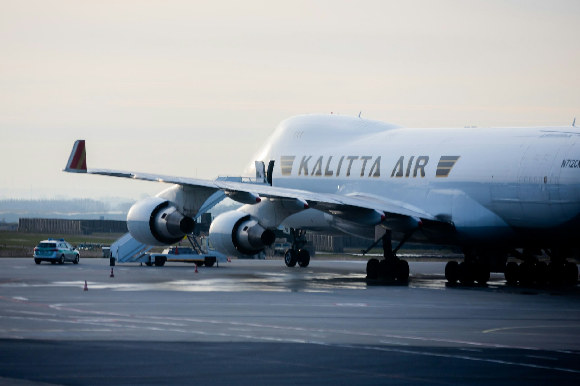 Waffen von Warschau: Eine Frachtmaschine der Fluggesellschaft Kalitta Air steht am Rande einer Munitionsverladung am Flughafen Rzeszow-Jasionka.
