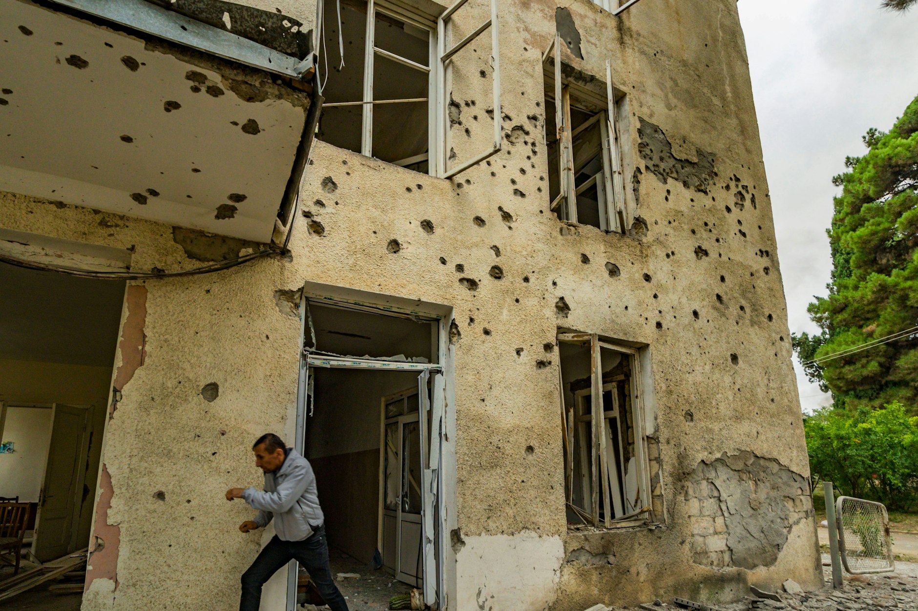 Ein Zivilist läuft schutzsuchend während eines Beschusses der aserbaidschanischen Armee über der Stadt Martuni während des Konflikts im Jahr 2022.