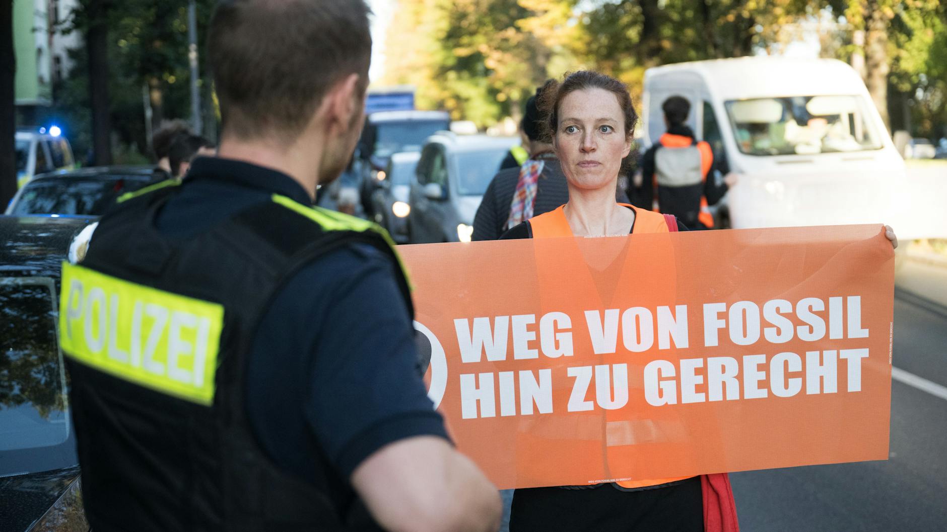 Die Letzte Generation behindert den Verkehr am Donnerstag mit Laufblockaden.