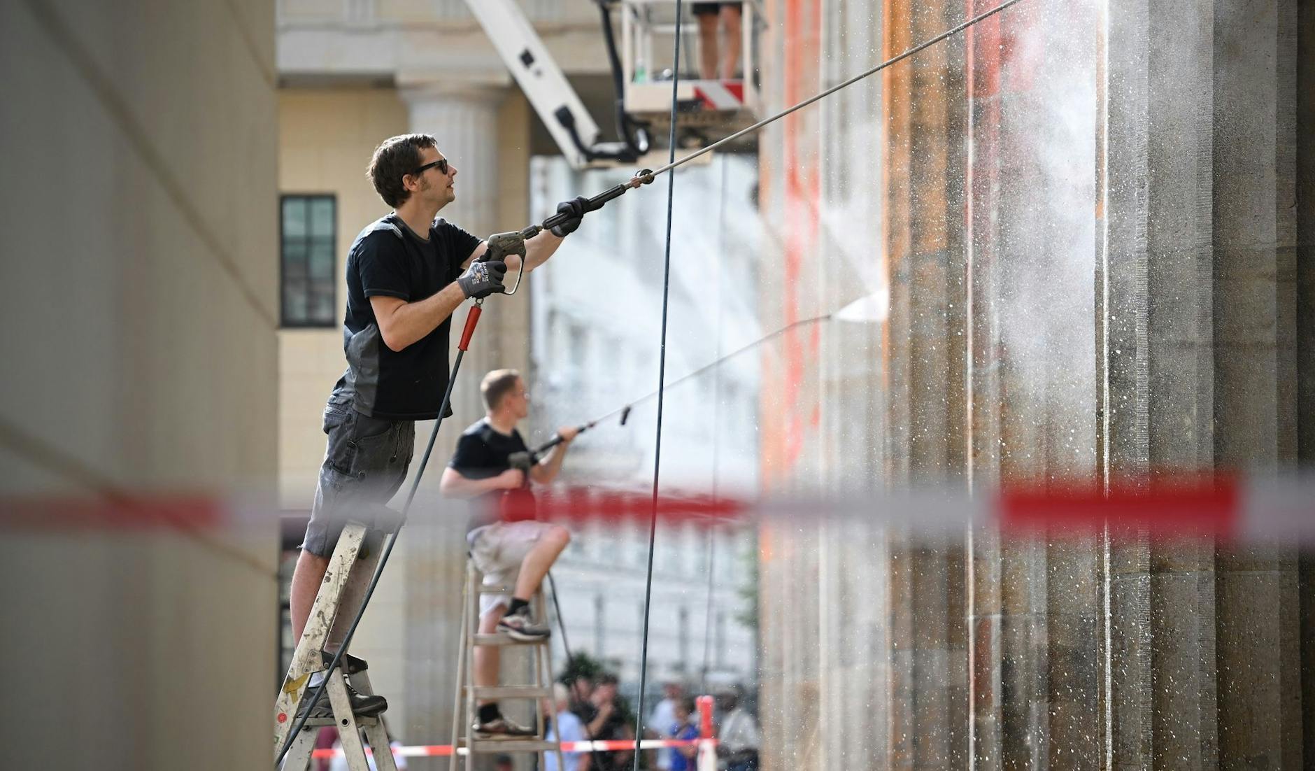 Reinigungsarbeiten nach einem Farbanschlag der so genannten letzten Generation auf das Brandenburger Tor.