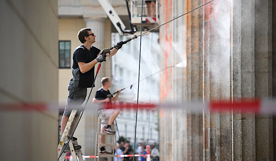 Reinigungsarbeiten nach einem Farbanschlag der so genannten letzten Generation auf das Brandenburger Tor.  