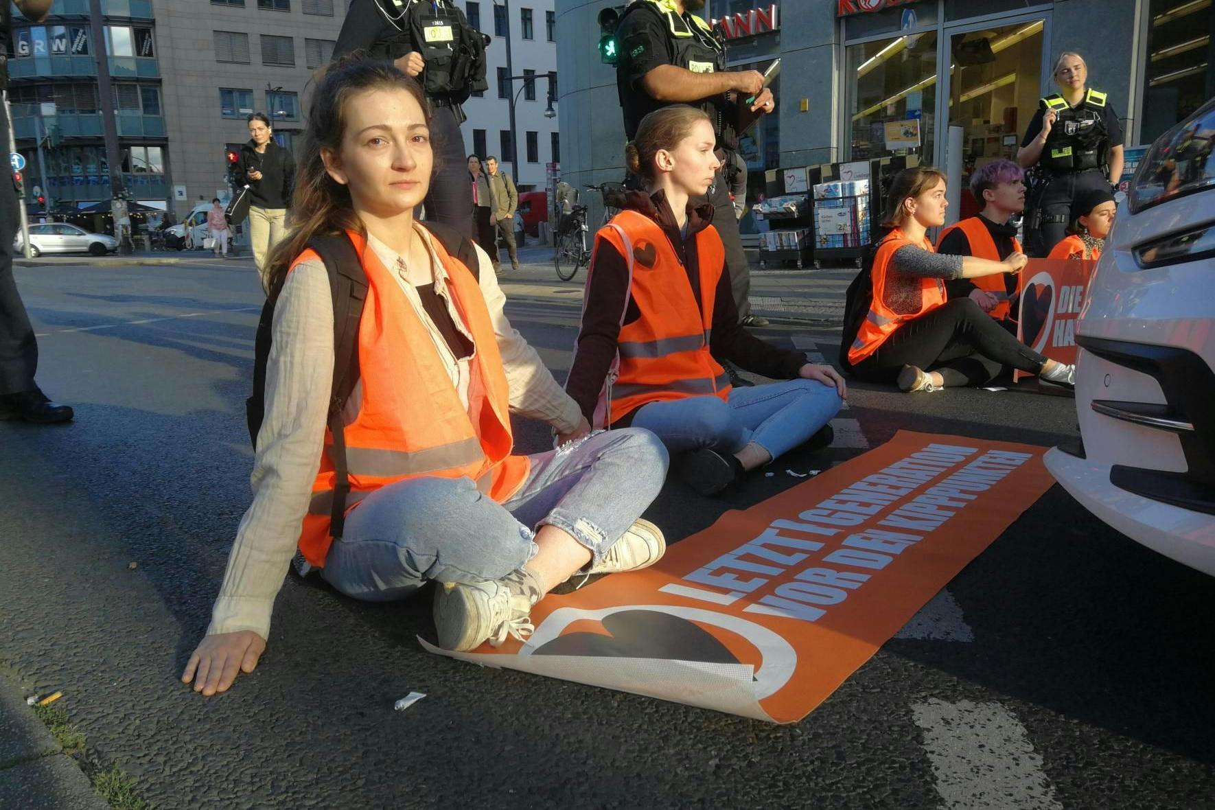 Emma ist seit diesem Frühjahr bei der Letzten Generation. Bei den Aktionen hat sie Angst.