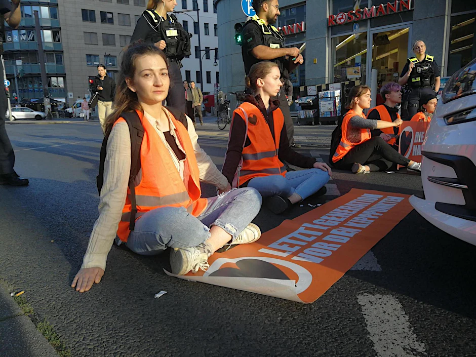 Emma ist seit diesem Frühjahr bei der Letzten Generation. Bei den Aktionen hat sie Angst.