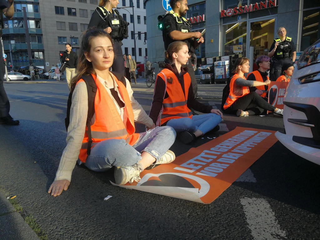 Letzte Generation in Berlin: Vorsichtige Aktivisten, schnelle Polizisten