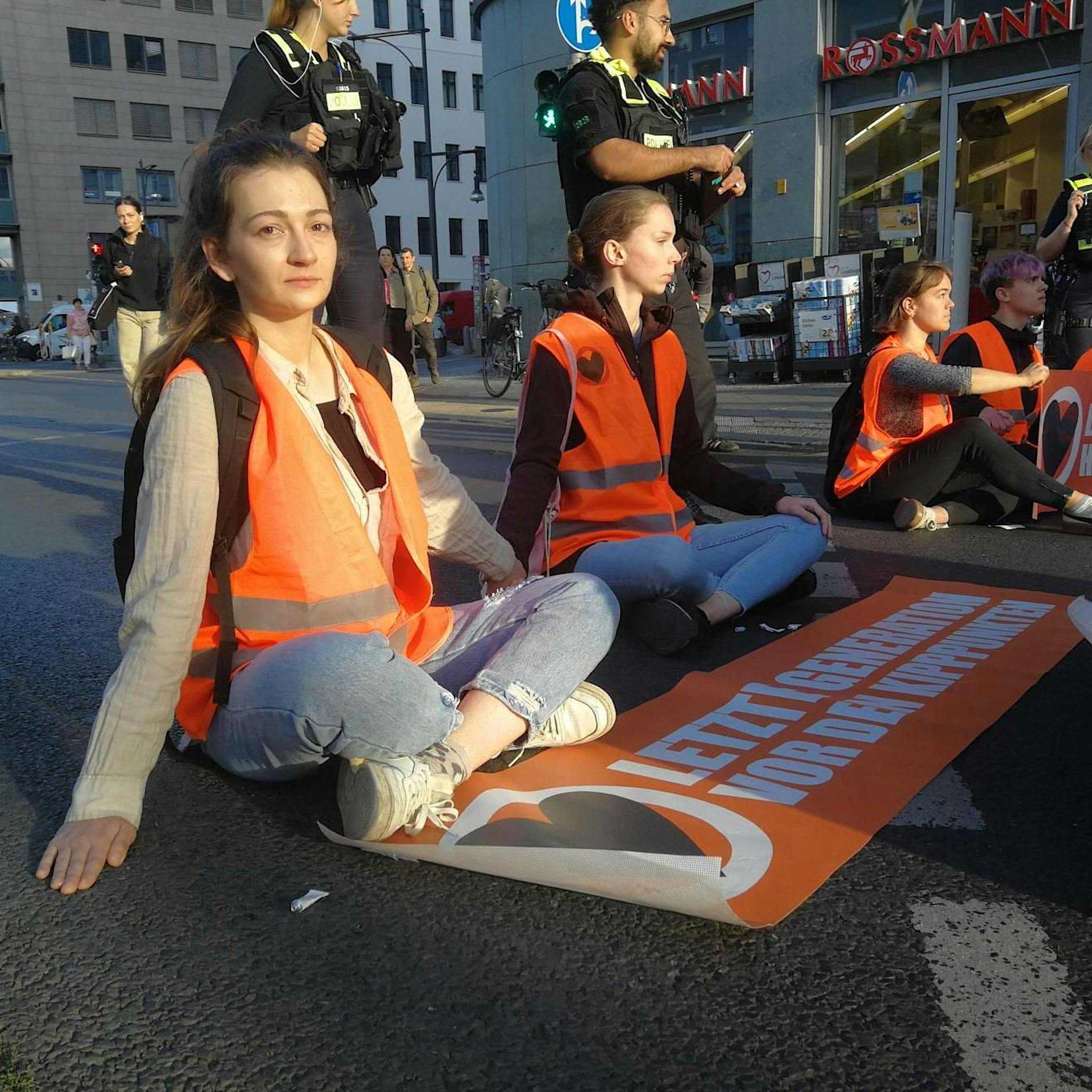Letzte Generation in Berlin: Vorsichtige Aktivisten, schnelle Polizisten