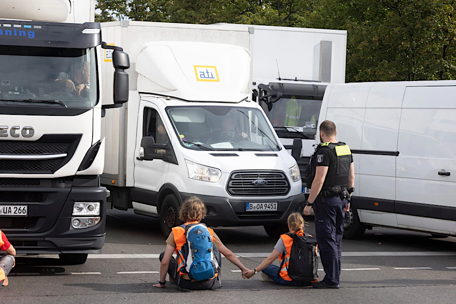 Immer wieder blockieren Aktivisten der Letzten Generation Straßen in Berlin.