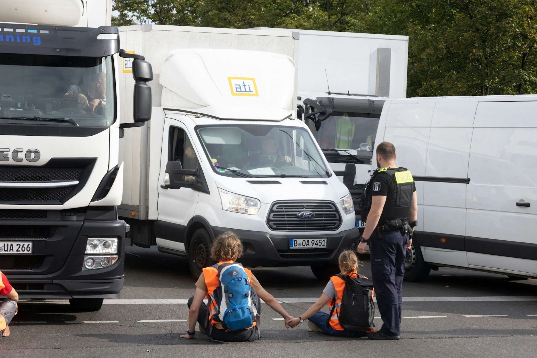 Immer wieder blockieren Aktivisten der Letzten Generation Straßen in Berlin.