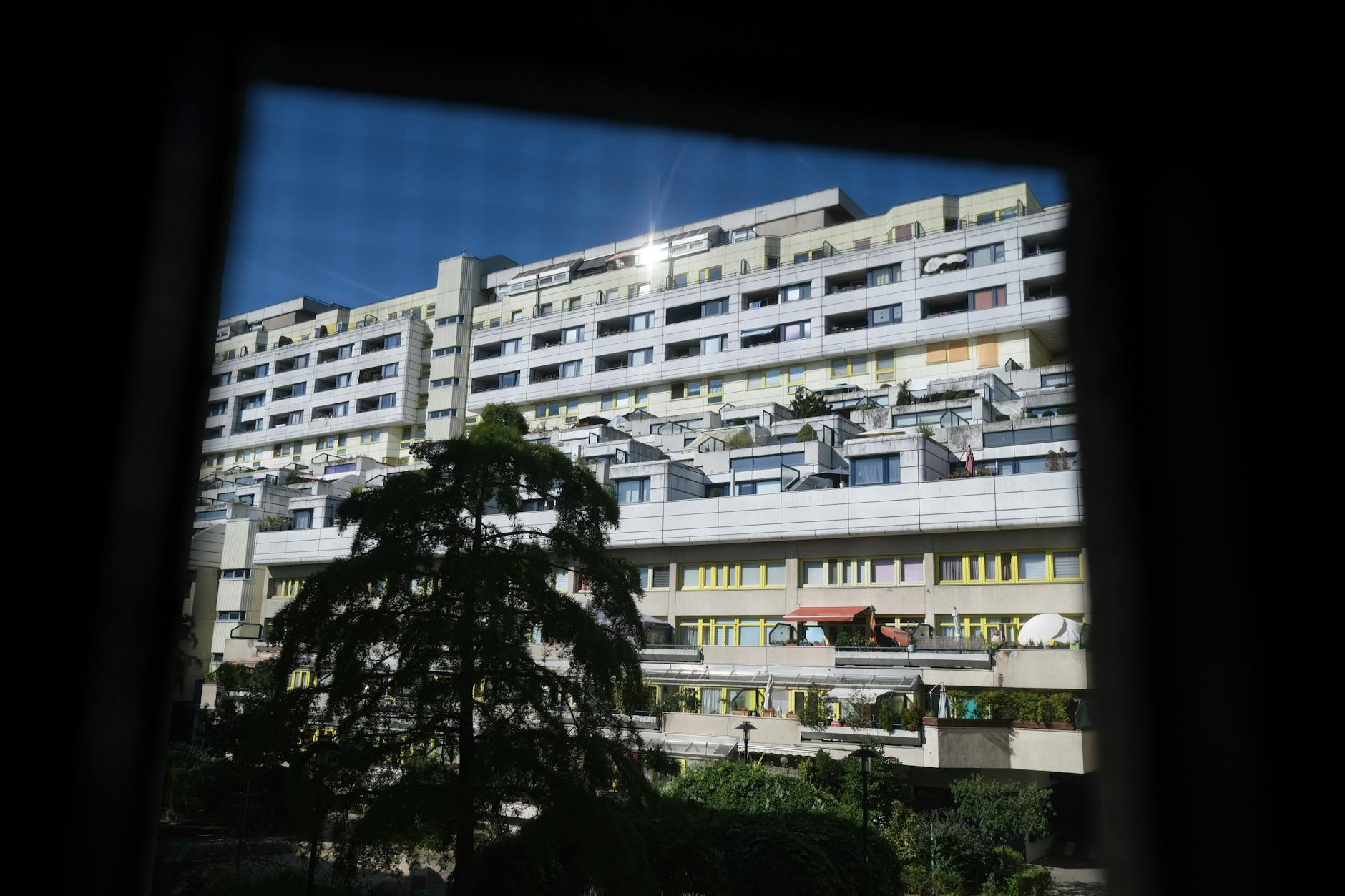 Wohnkomplex an der Schlangenbader Straße. Von den 1752 Wohnungen gehören 1538 der landeseigenen Wohnungsbaugesellschaft Degewo.