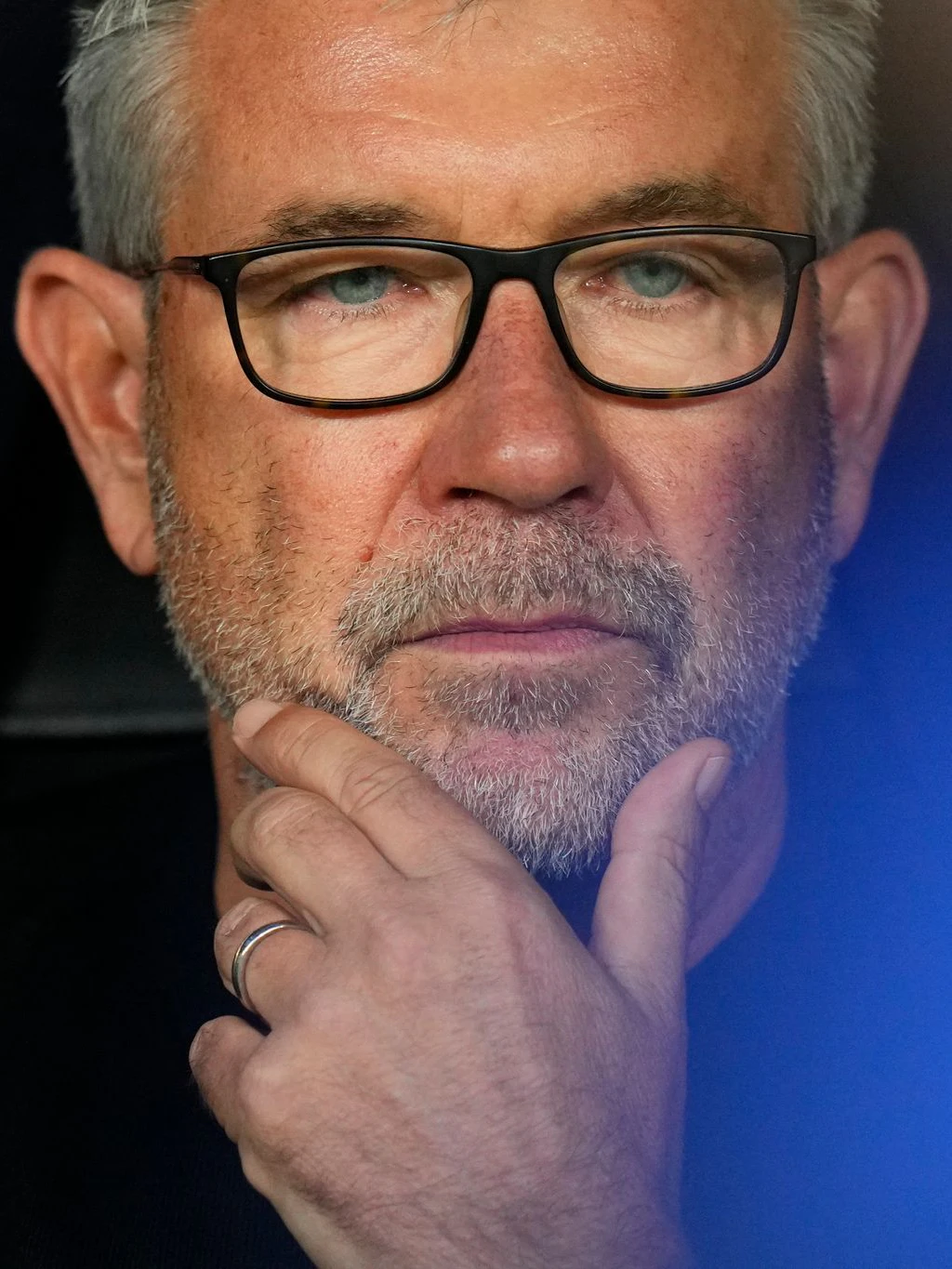 Unions Trainer Urs Fischer schaut nachdenklich. Vom Champions-League-Debüt in Madrid schleppen die Eisernen im Rucksack die Last-Minute-Pleite mit.&nbsp;