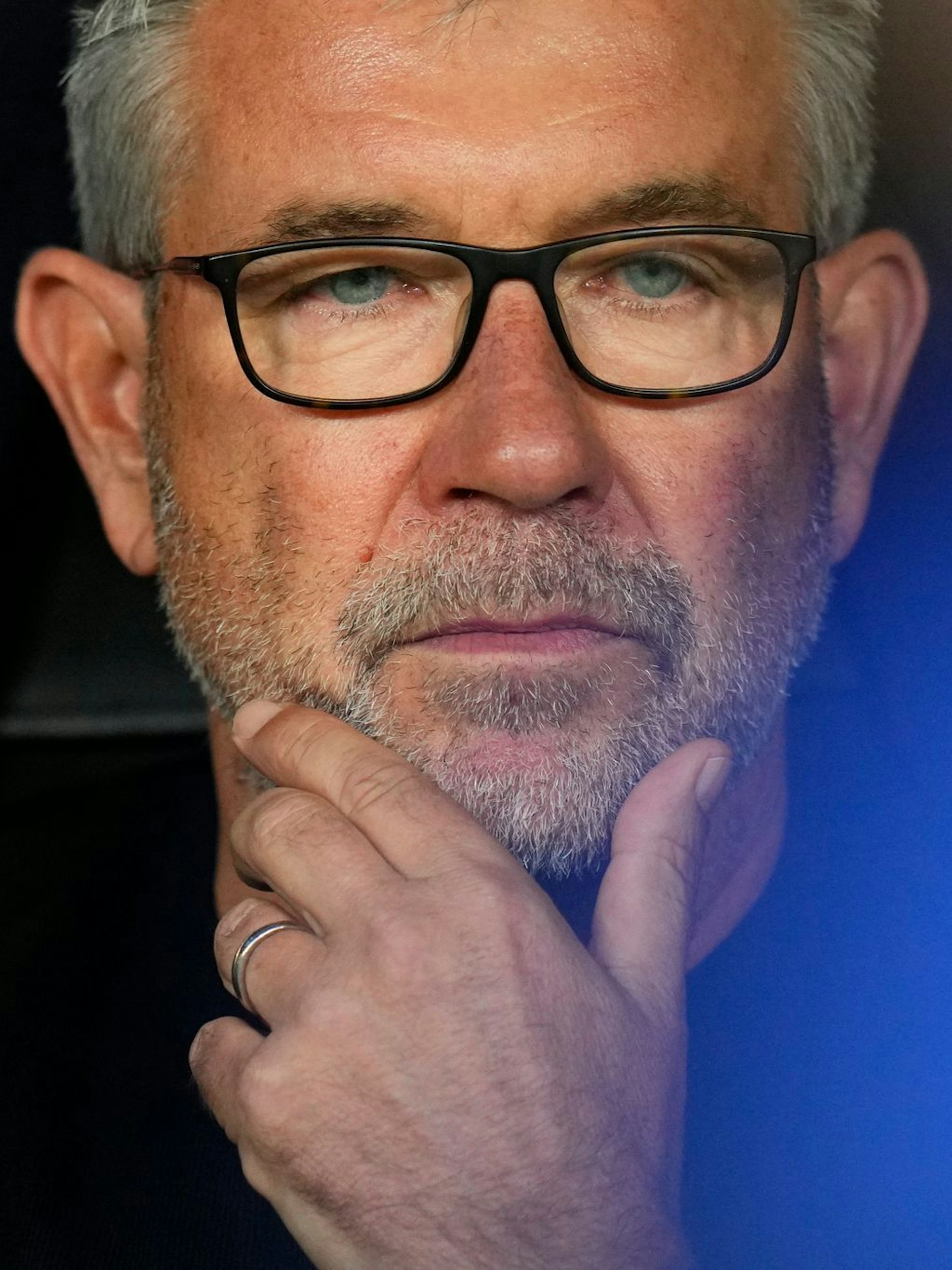 Unions Trainer Urs Fischer schaut nachdenklich. Vom Champions-League-Debüt in Madrid schleppen die Eisernen im Rucksack die Last-Minute-Pleite mit. 