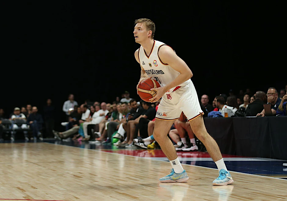ARCHIV - Point Guard Justus Hollatz hat seine Goldmedaille fast immer dabei.  