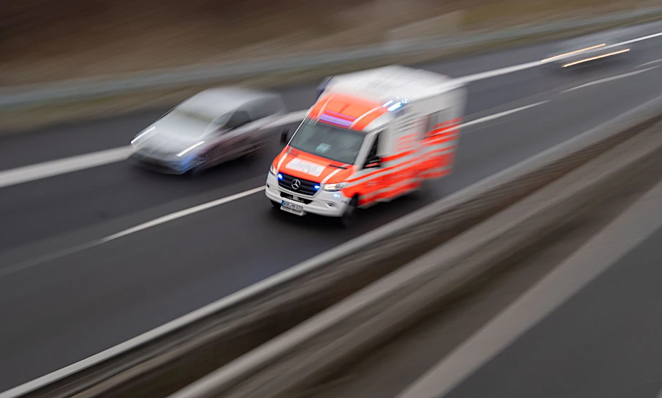 ARCHIV - Ein Rettungswagen fährt über eine Autobahn.  bild