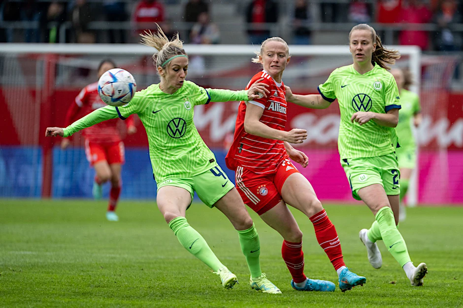 ARCHIV - Zwischen München und Wolfsburg wird ein Zweikampf um die deutsche Meisterschaft erwartet.  lbert/dpa