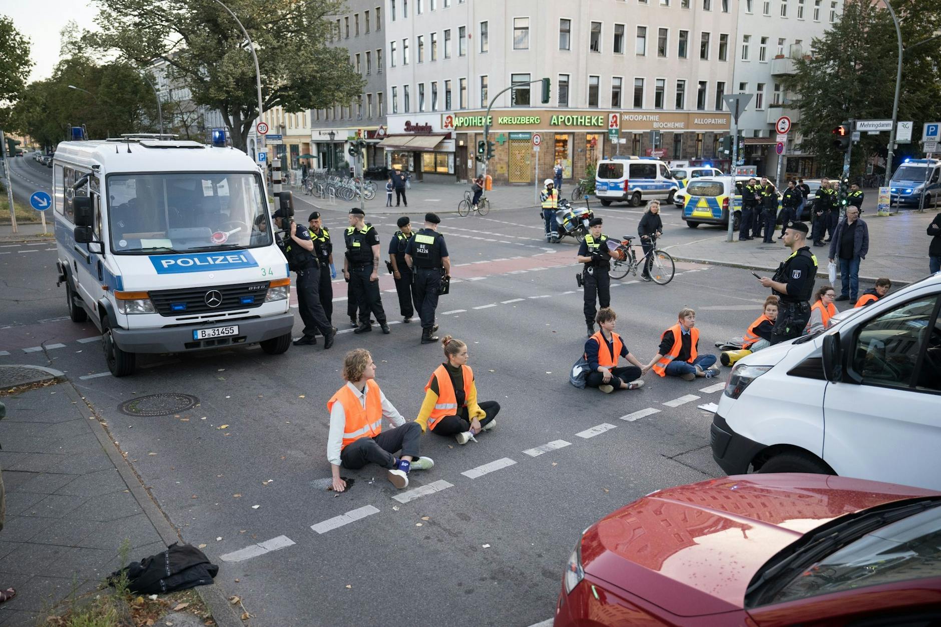 Aktivisten der Klimaschutzgruppe Letzte Generation während einer Straßenblockade auf dem Mehringdamm in Berlin.