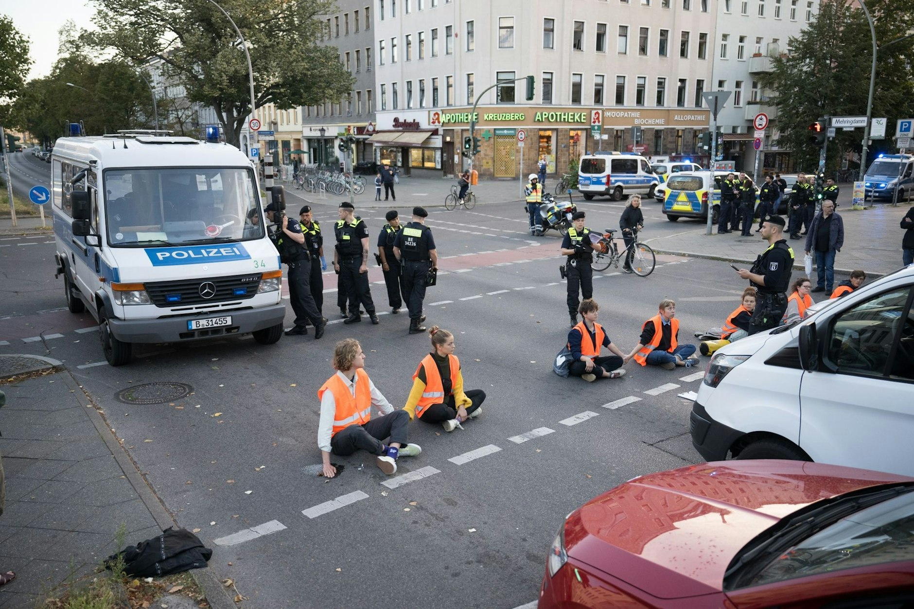 Aktivisten der Klimaschutzgruppe Letzte Generation während einer Straßenblockade auf dem Mehringdamm in Berlin.