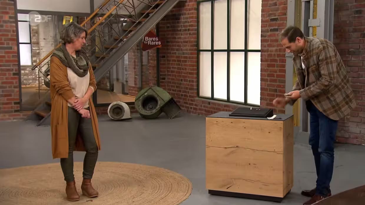 „Bares für Rares“-Händler Julian Schmitz-Avila bekommt den Zuschlag für 1900 Euro.