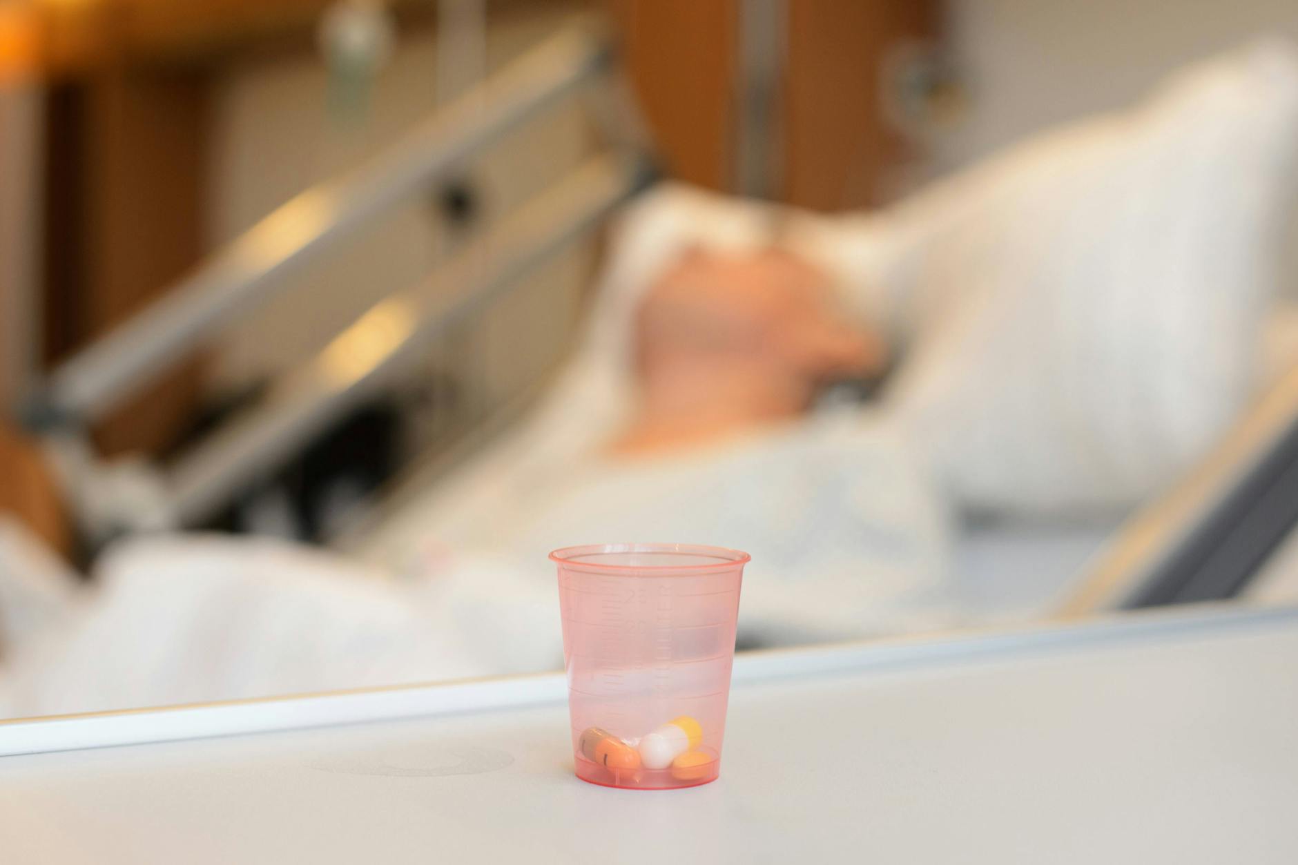 Ein Zeichen des Sterbeprozesses ist, dass ein Mensch nicht mehr auf die Beine kommt und im Bett bleibt.