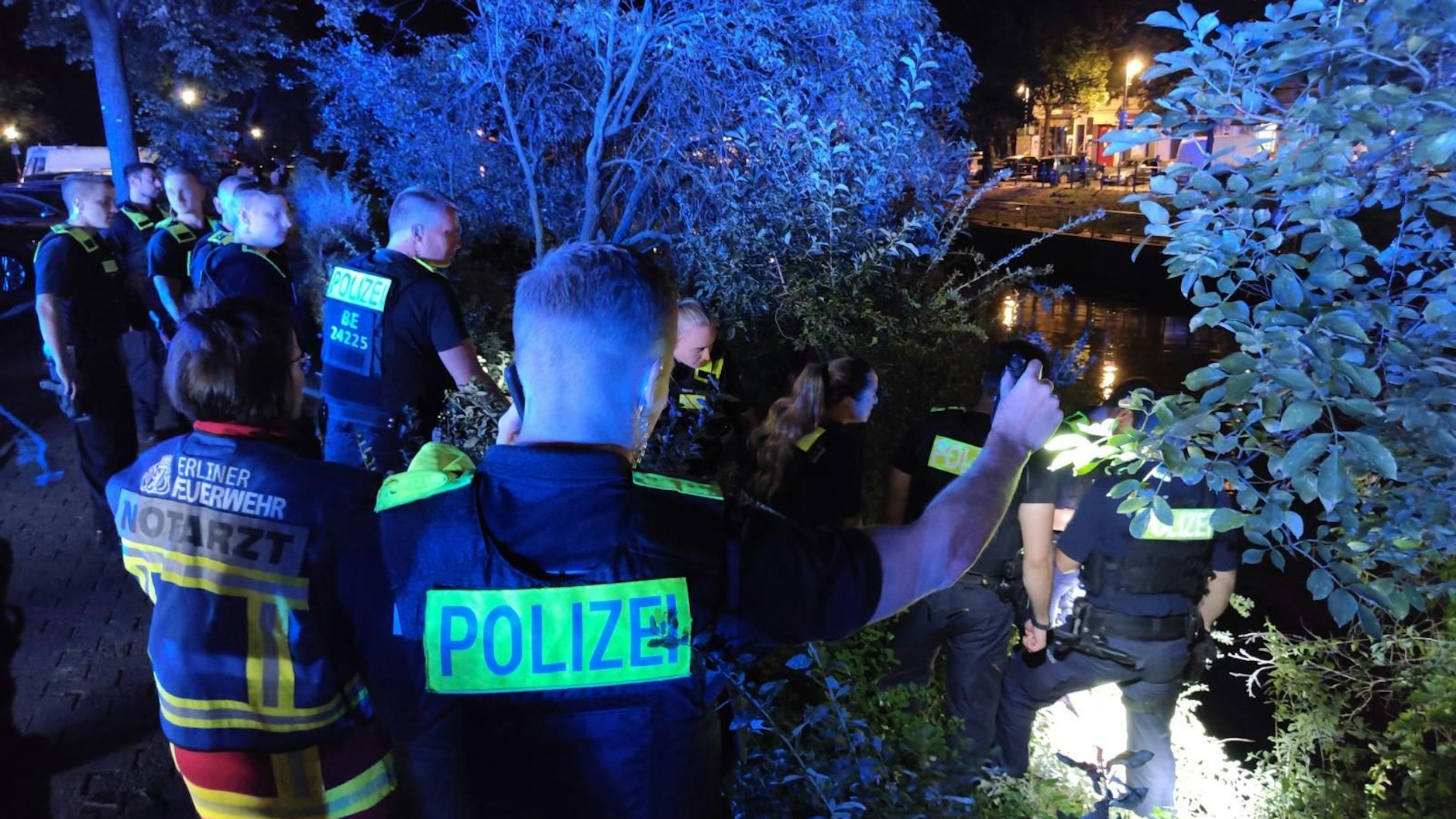 Ein Mann wurde von Polizei und Feuerwehr aus dem Landwehrkanal gerettet.