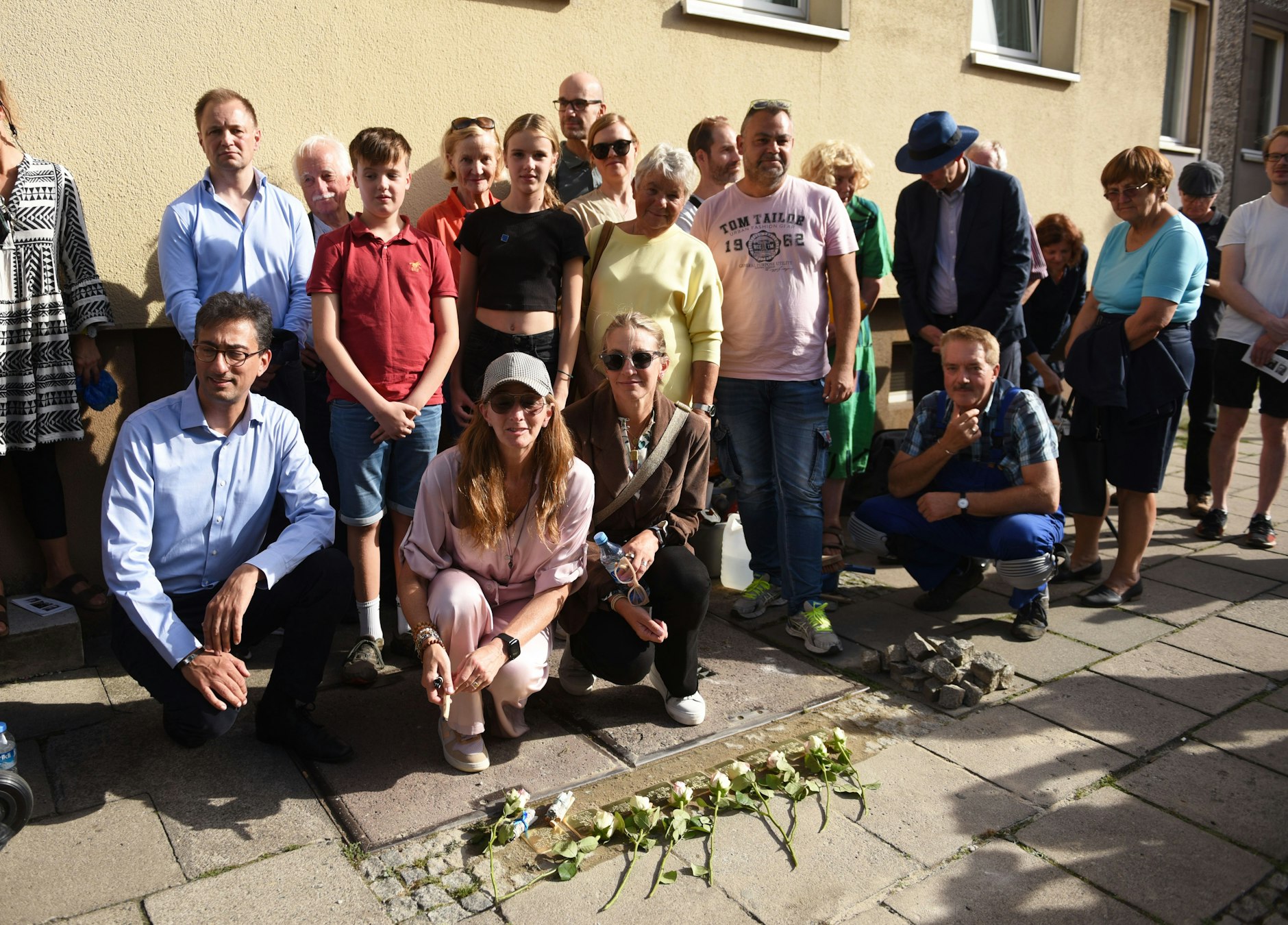 Beth Lane (v.M.) vor den Stolpersteinen ihrer Familie an der Max-Beer-Straße.