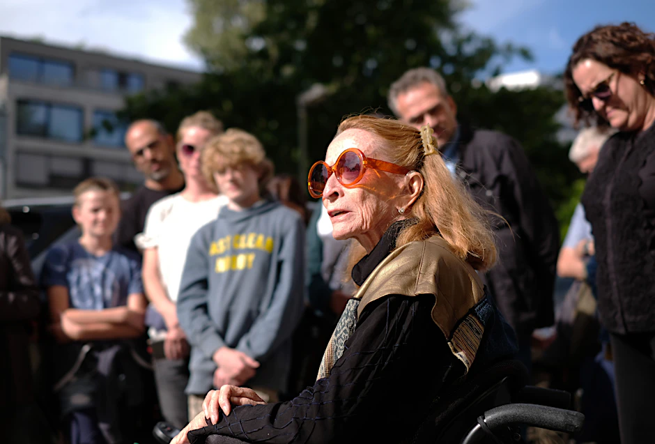 Ginger Lane bei der Zeremonie in der Max-Beer-Straße. Dort wohnte die Familie Weber in der NS-Zeit.&nbsp;