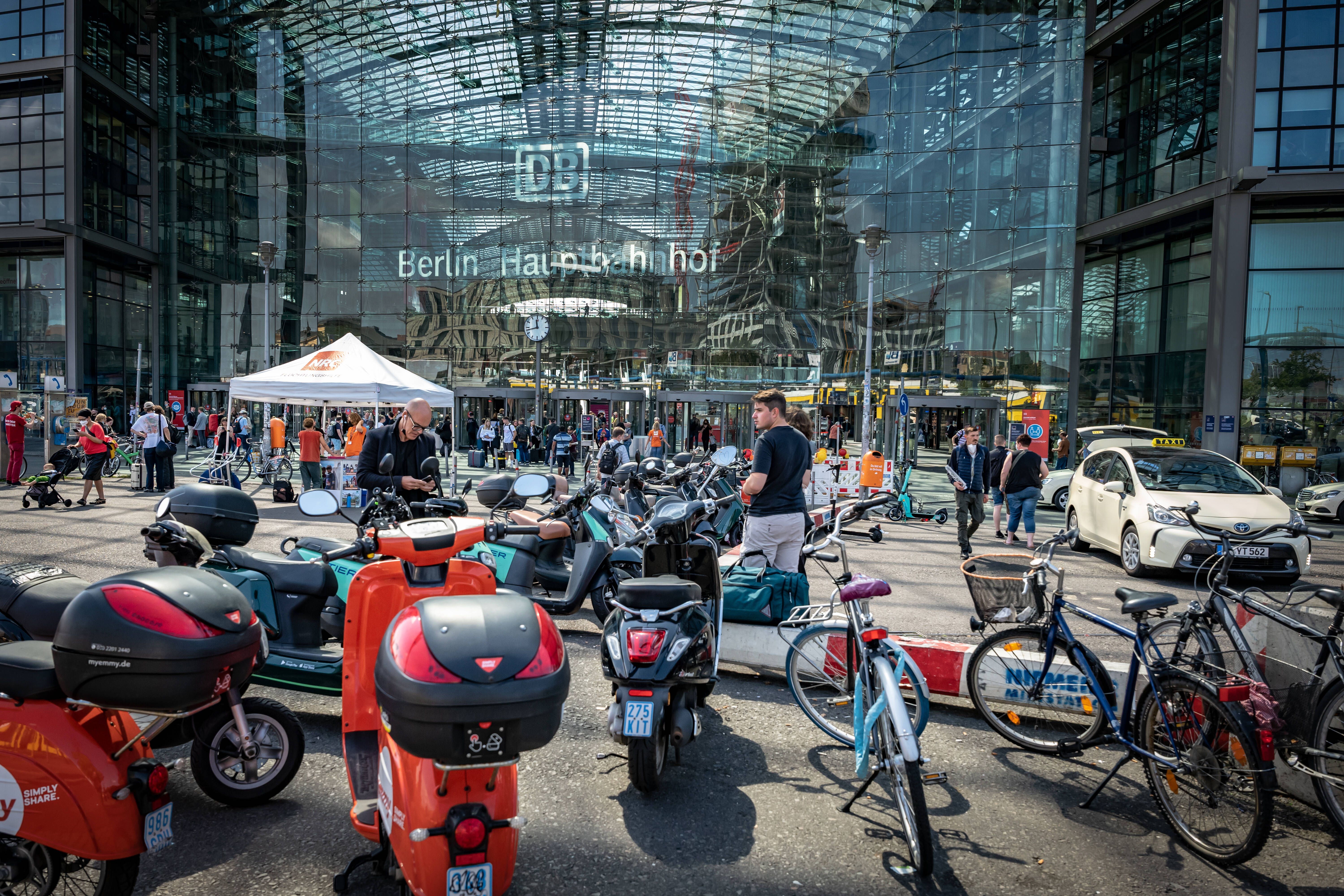 Weg mit Schrotträdern und E-Scootern: Bezirk räumt am Hauptbahnhof auf
