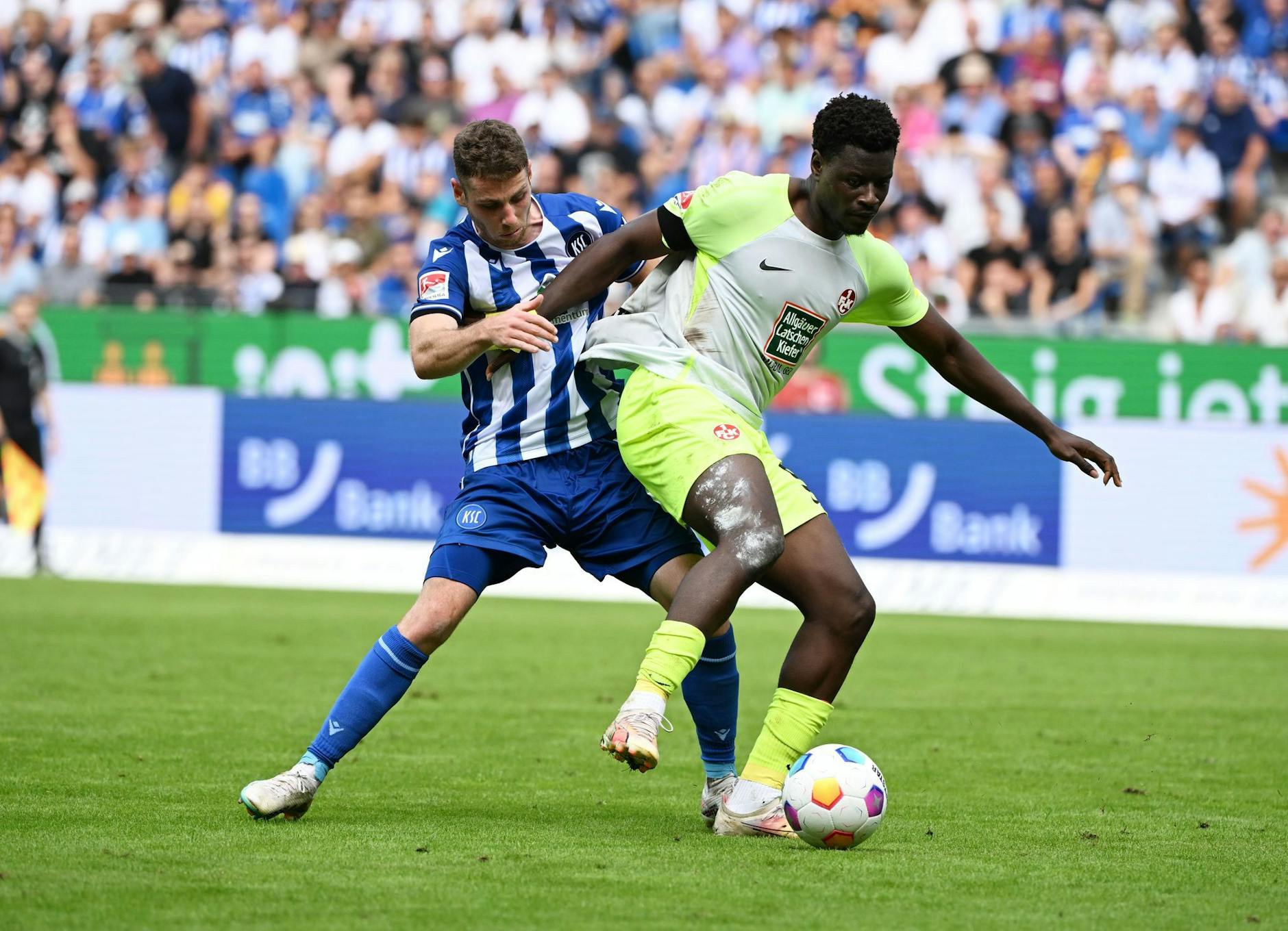 Ragnar Ache (r) und der FCK trennten sich von Leon Jensen und dem KSC mit 1:1.