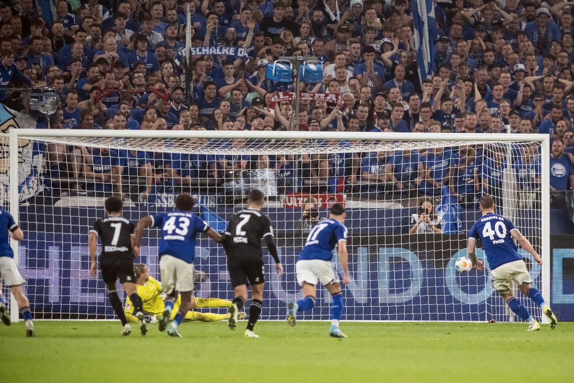 Schalkes Sebastian Polter (r) verwandelt den Elfmeter zum 4:3.