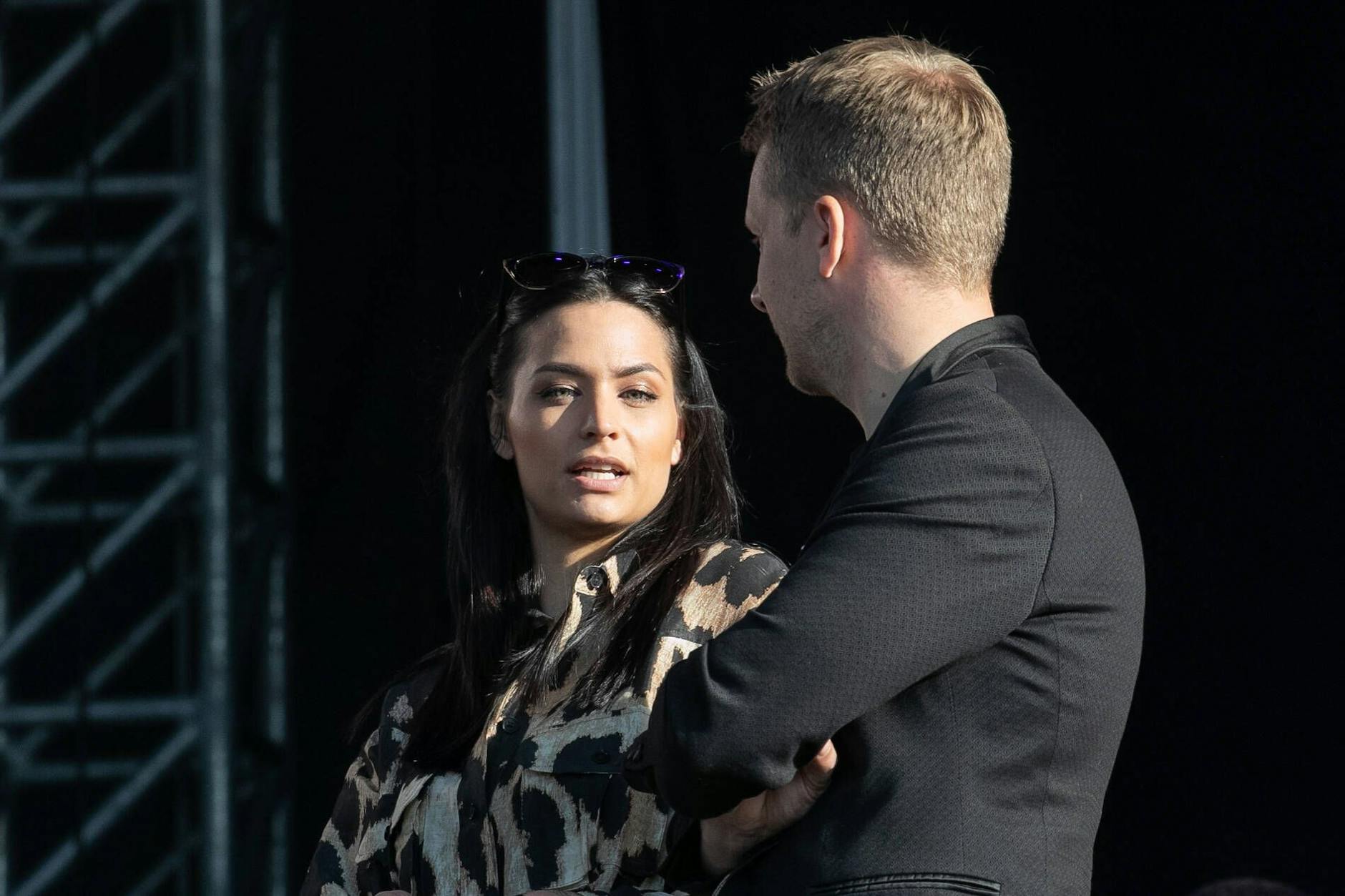 Amira Pocher stellt eine Bedingung, wenn Olli zu ihrer Geburtstagsparty kommen will.