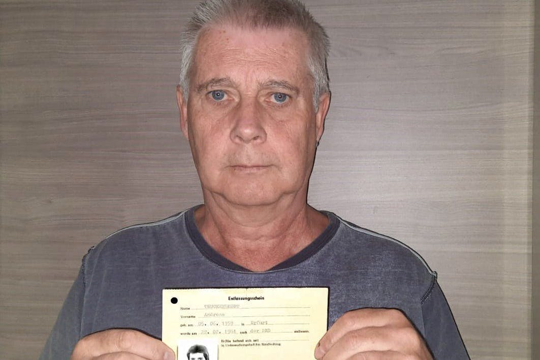 „Nach der BRD entlassen“ - Andreas Truckenbrodt mit seinem Entlassungsschein. Er ist einer von 33.755 politischen DDR-Gefangenen, die die Bundesrepublik zwischen 1963 und 1990 freikaufte.