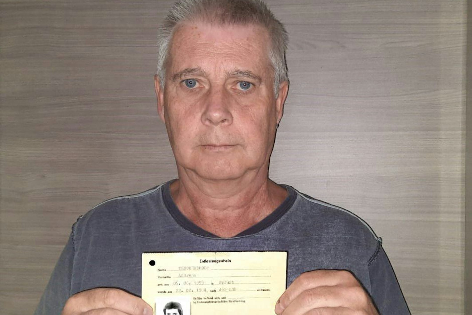„Nach der BRD entlassen“ - Andreas Truckenbrodt mit seinem Entlassungsschein. Er ist einer von 33.755 politischen DDR-Gefangenen, die die Bundesrepublik zwischen 1963 und 1990 freikaufte.