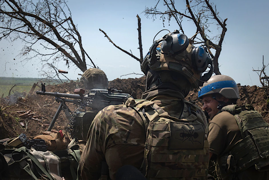 Ukrainische Soldaten feuern aus einem Graben an der Frontlinie in der Region Saporischschja auf russische Stellungen.&nbsp;