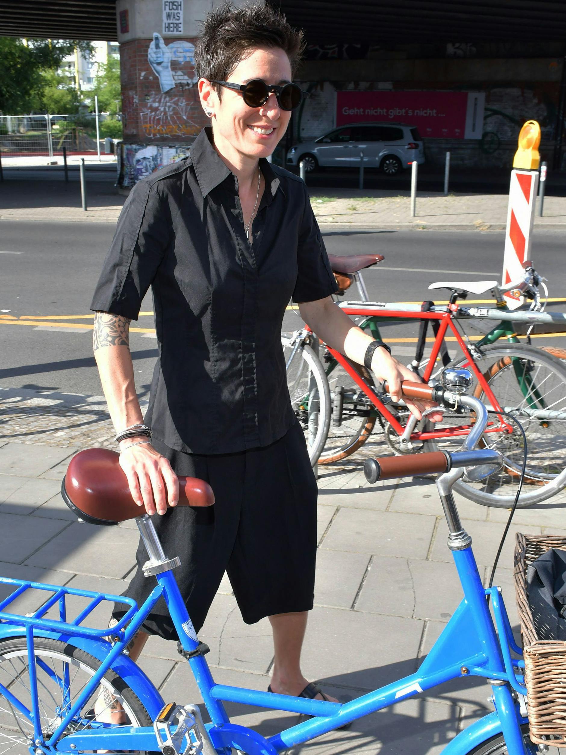 Journalistin Dunja Hayali mit Fahrrad auf dem Weg zur Preisverleihung der First Steps Award im Jahr 2021.